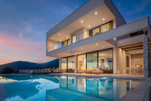 Luxury Villa Bay of Split with Pool — 4-Star Luxury Hotel in Kastel Stari, Croatia