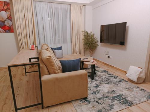 Nzuri Elite 1 bedroom with a Pool Gym workstation & near National Museum JW Marriott's Kempinski and Banks