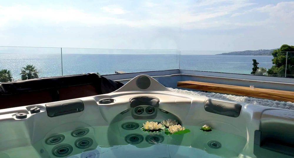 Rooftop Loft With Jacuzzi — 4-Star Luxury Hotel in Volos, Greece