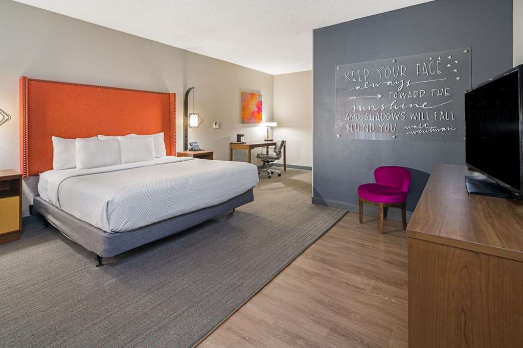 La Quinta Inn & Suites by Wyndham Orange County Airport - photo 16
