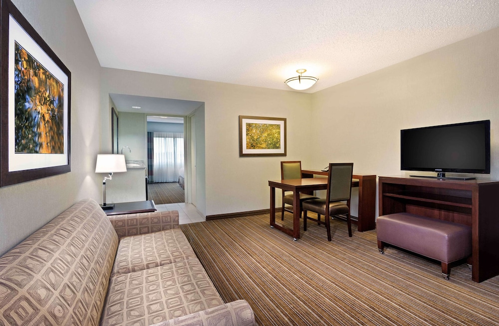 Embassy Suites by Hilton Parsippany - photo 12