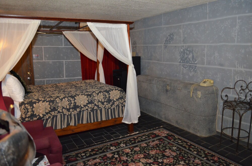 Red Carpet Inn And Fantasuite Hotel - photo 12