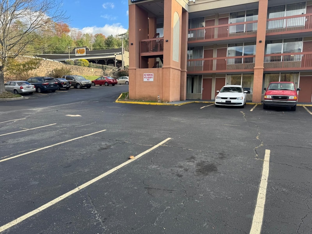 OYO Hotel Harriman near I 40 - photo 47