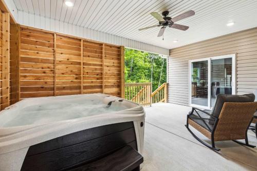 The Veloshire Half mi to MTB Trails Hot Tub in Bella Vista, United States