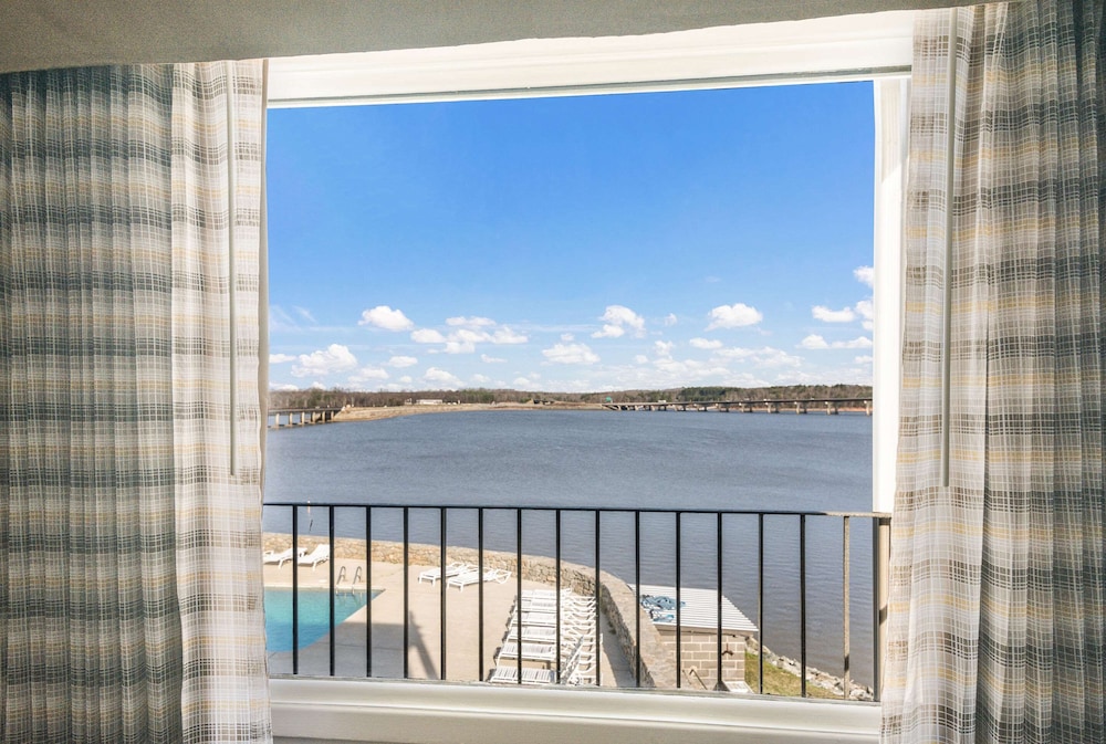 Quality Inn On The Lake Clarksville Boydton - photo 3
