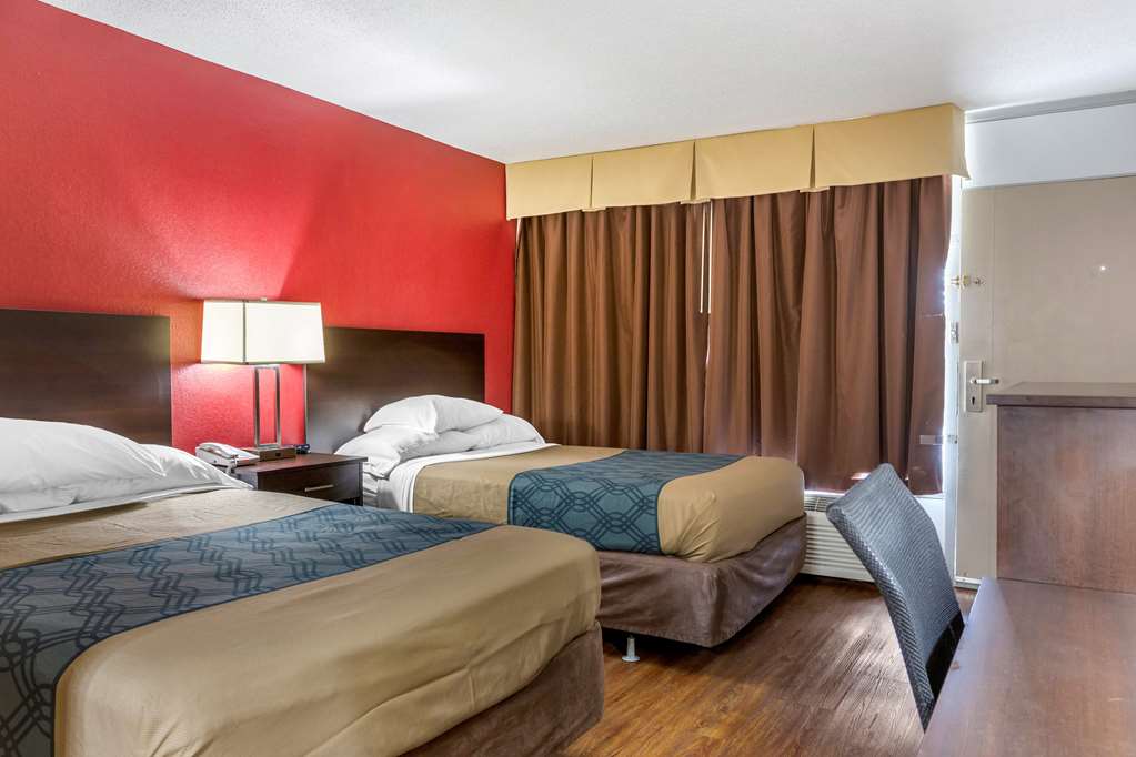 Econo Lodge Shorewood - photo 18