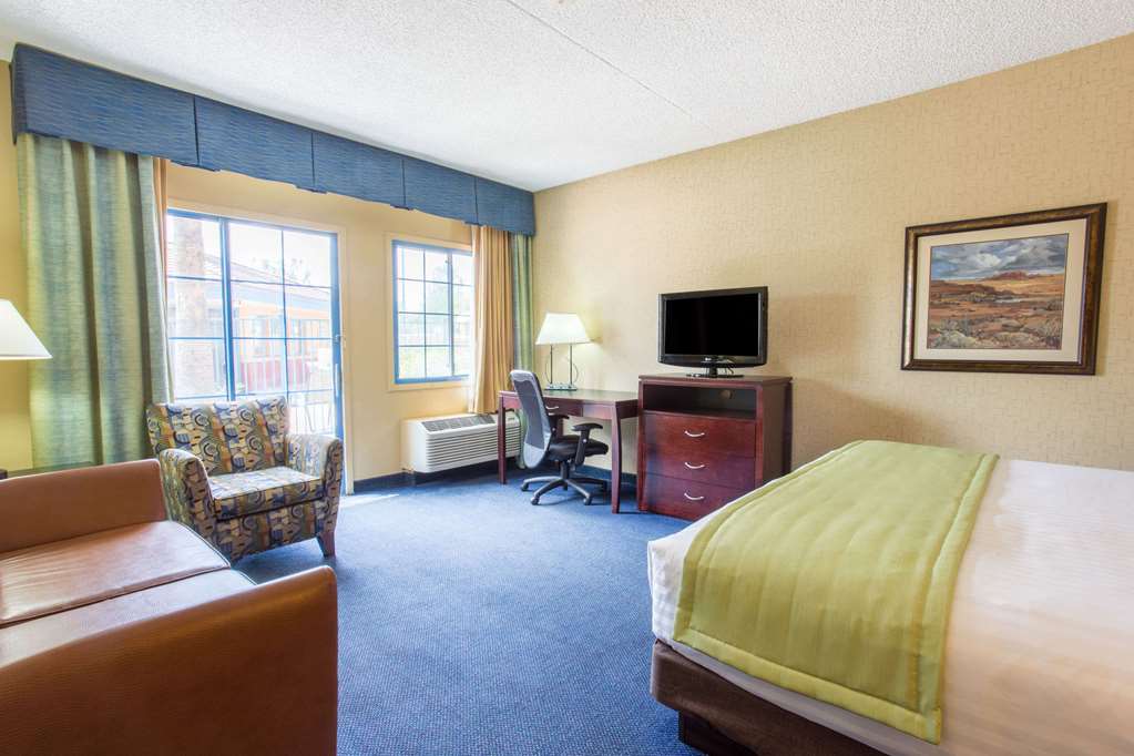 Days Inn & Suites by Wyndham Mesa Near Phoenix - photo 19