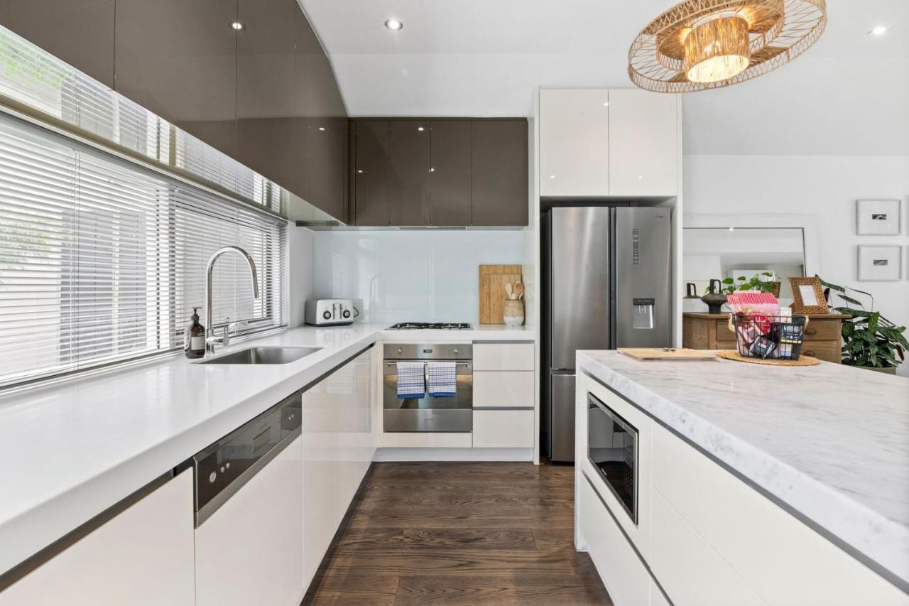 Whitewash Beachfront Apartment on The Esplanade — 4-Star Luxury Hotel in Torquay, Australia