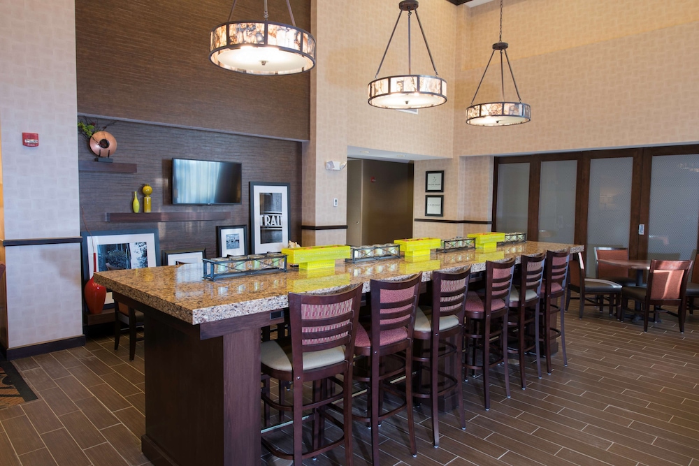 Hampton Inn & Suites Bismarck Northwest - photo 6