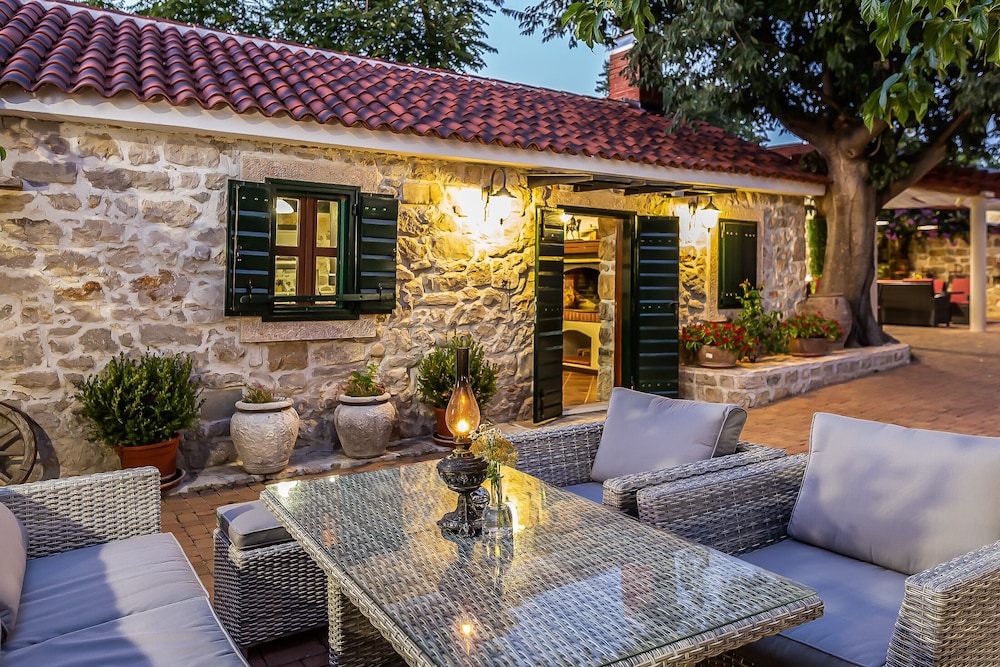 Heritage Hotel Raznjevica Dvori — 4-Star Luxury Hotel in Polaca, Croatia