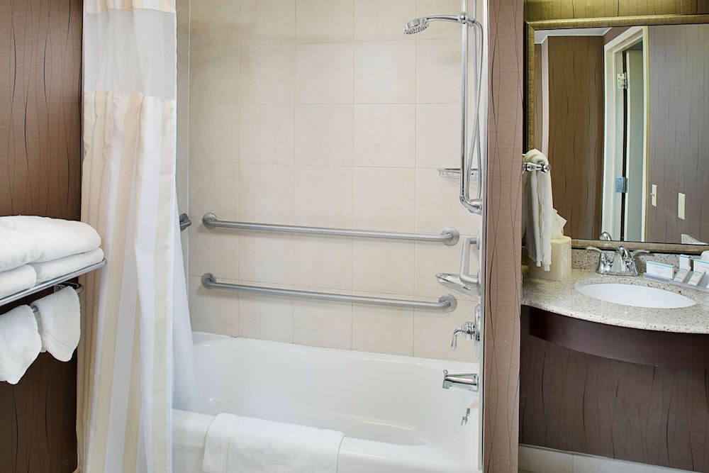 Hilton Garden Inn Hartford North Bradley International Airport - photo 26