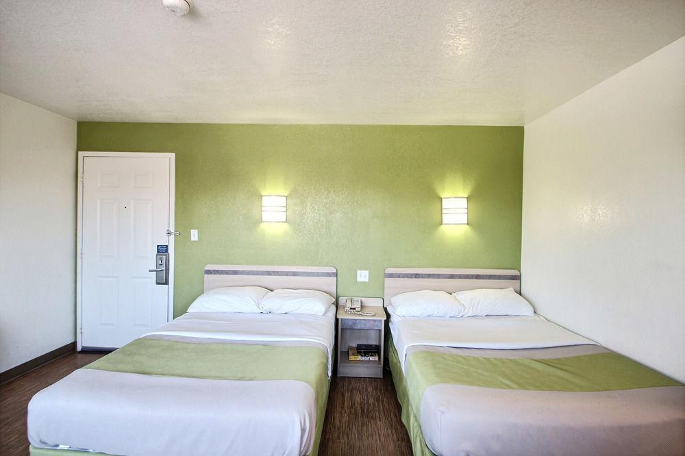 Motel 6 Milwaukee West Brookfield - photo 13