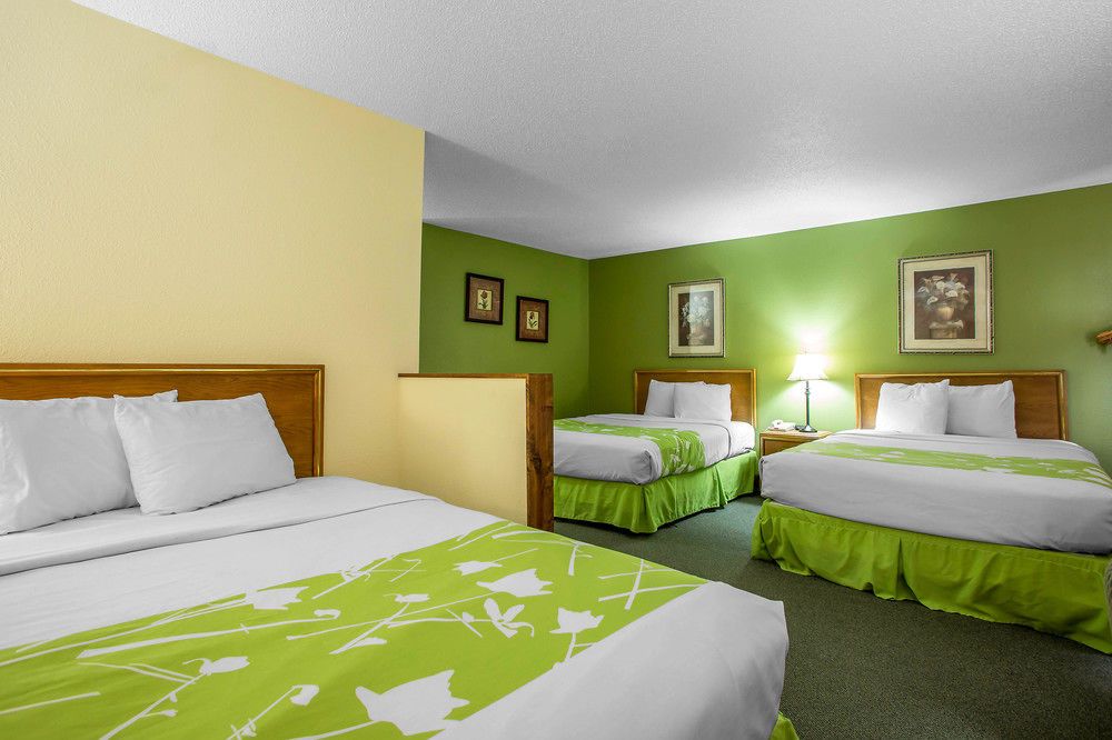 Econo Lodge Inn and Suites Dubuque - photo 13