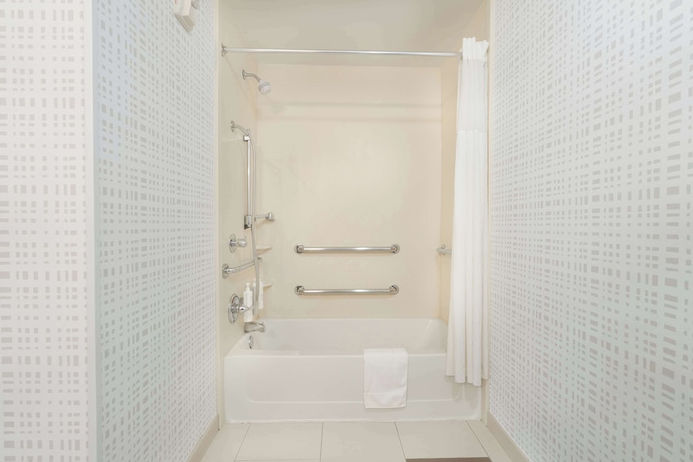 Hampton Inn & Suites Tulsa Central - photo 22