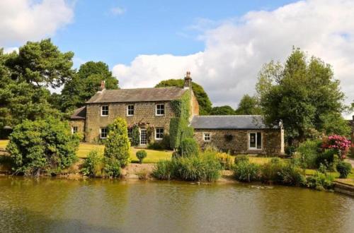 Woodsome Hall Golf Club Cottage on the Course — 4-Star Luxury Hotel in Kirkburton, United Kingdom