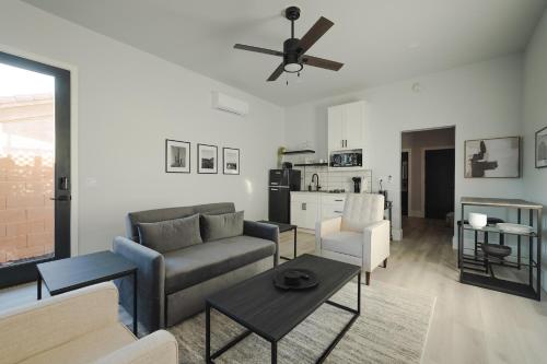 Modern Casita Spa Pool 10 Min to AZ Athletic Center in Mesa, United States