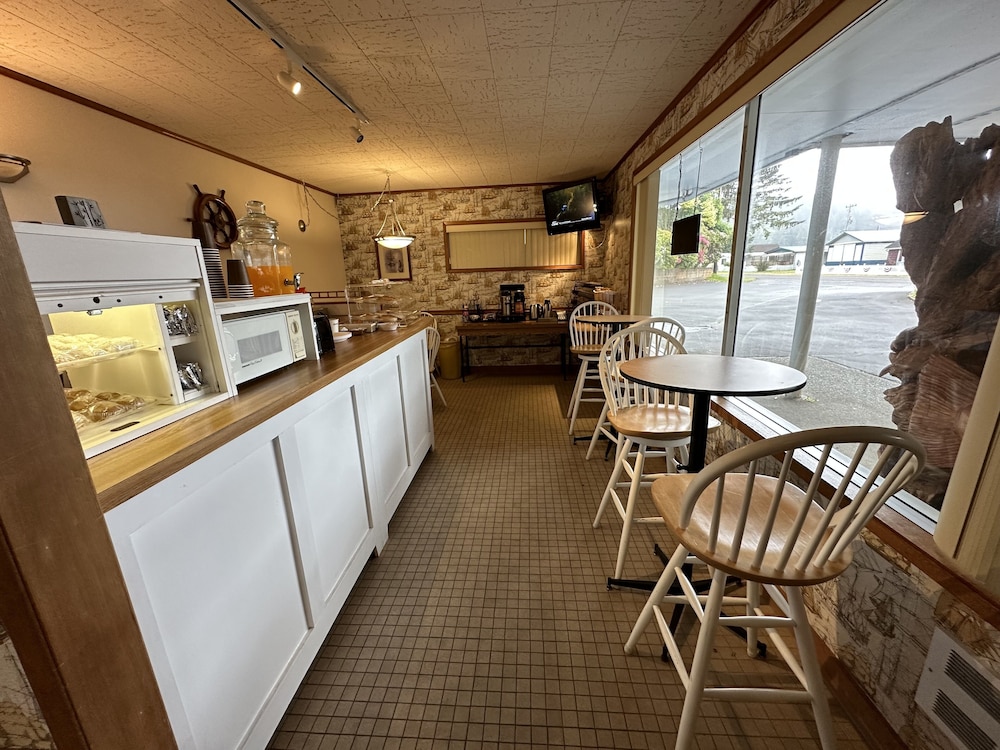 Winchester Bay Inn - photo 27