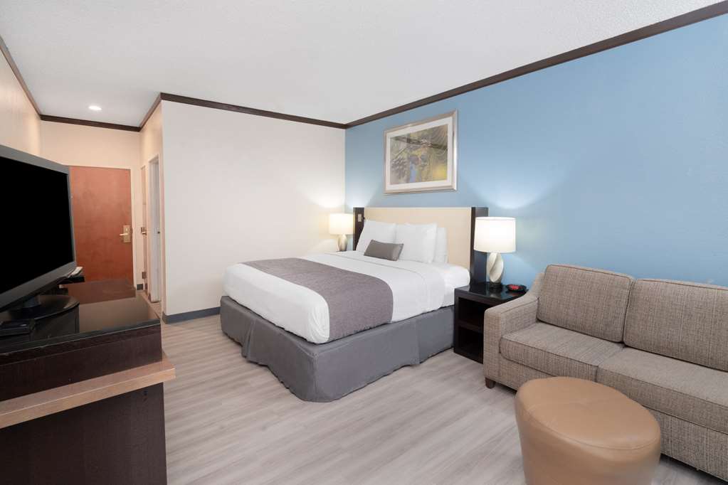 Red Roof Inn & Suites Hinesville - photo 32