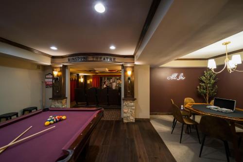 Epic Group Stay Big Gameroom Bar Arcade Playroom — Olathe