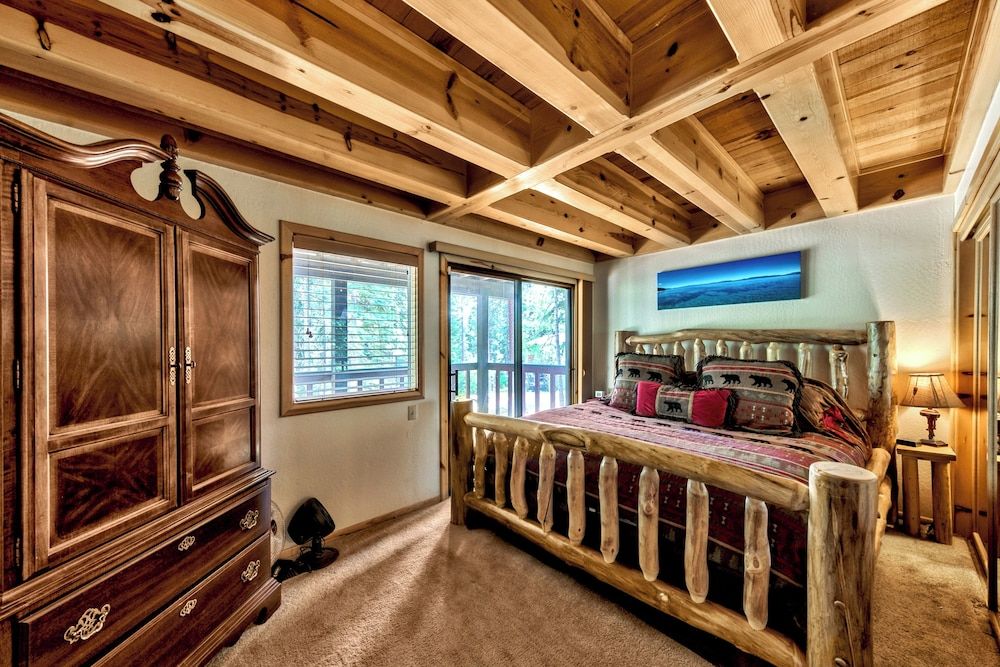 Cozy and central Tahoe cabin with private hot tub outdoor fireplaces close to slopes — 4-Star Luxury Hotel in Ridgewood, United States