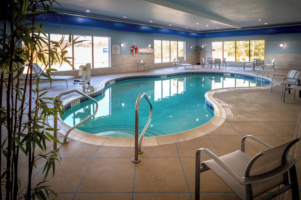 Holiday Inn Express and Suites Fairmont by IHG - photo 42