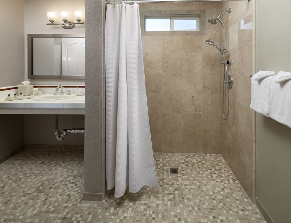 Cambria Landing Inn & Suites - photo 24
