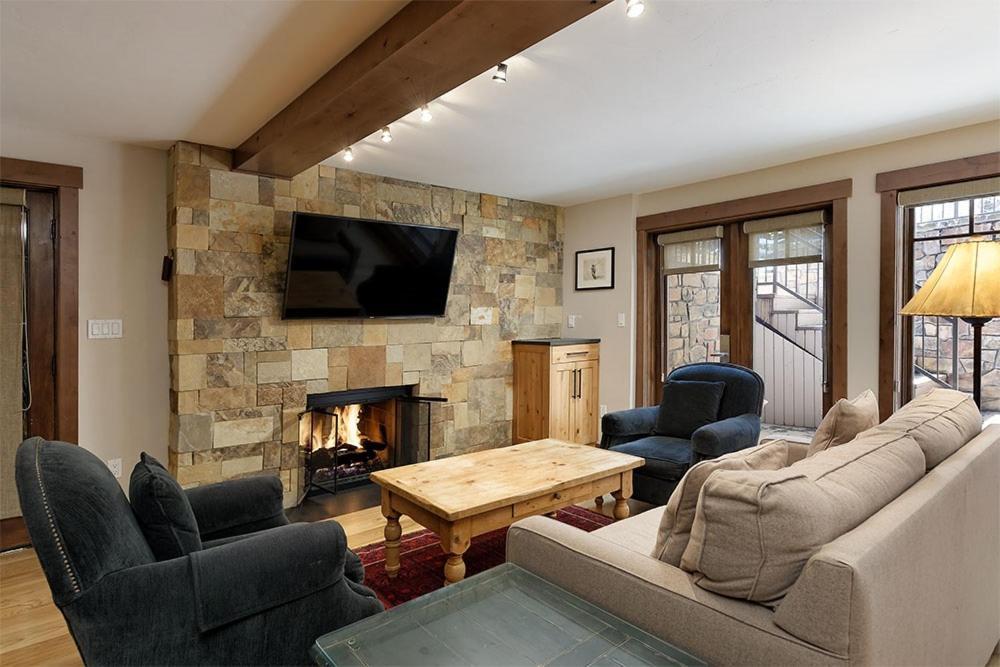 Fasching Haus Unit 12 Lower Level Deluxe Condo w Open Living Area & Gas Fireplace — 4-Star Luxury Hotel in Aspen, United States