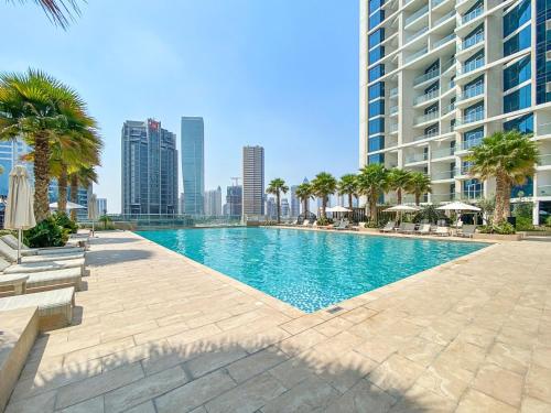 ALiving Modern 1BR Apartment with Balcony & Canal View I DAMAC Maison Prive A 517 — 4-Star Luxury Hotel in Dubai, United Arab Emirates