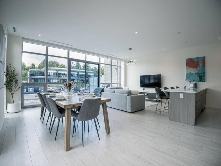 Casa Lago 5 Bed Waterfront House — 4-Star Luxury Hotel in Innisfil, Canada