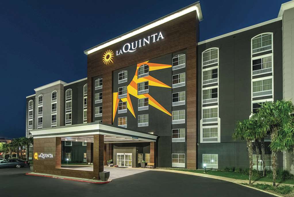 La Quinta Inn & Suites by Wyndham San Antonio Downtown - photo 6