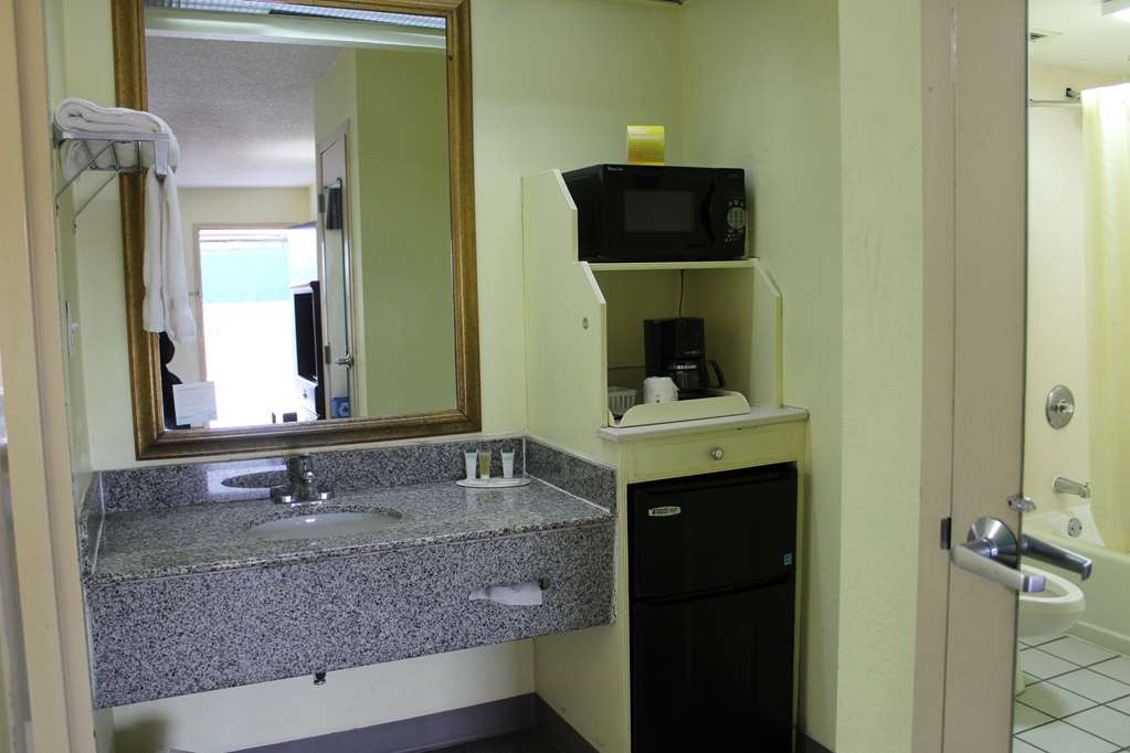 Days Inn by Wyndham Marianna - photo 26