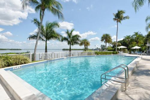 Waterfront Spa Pool Private Paradise on Longboat Key — hotel in Longboat Key
