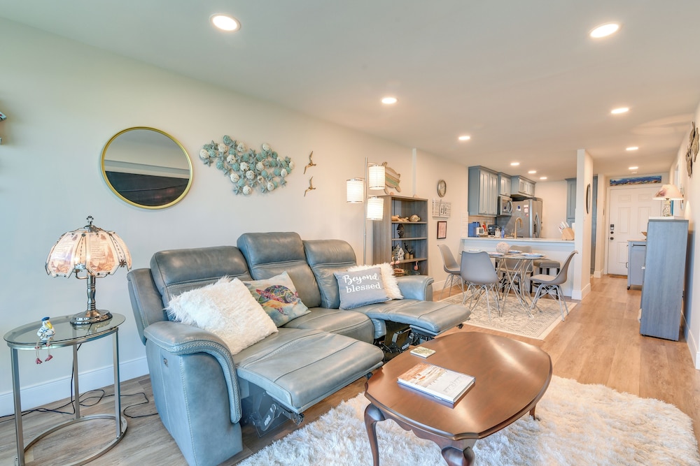 Beachfront Pool Access 4th Floor Galveston Condo — 4-Star Luxury Hotel in Galveston, United States