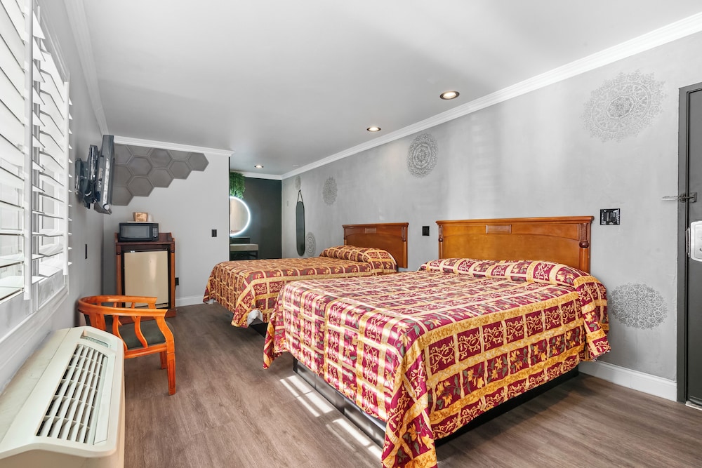 Beverly Inn - photo 33