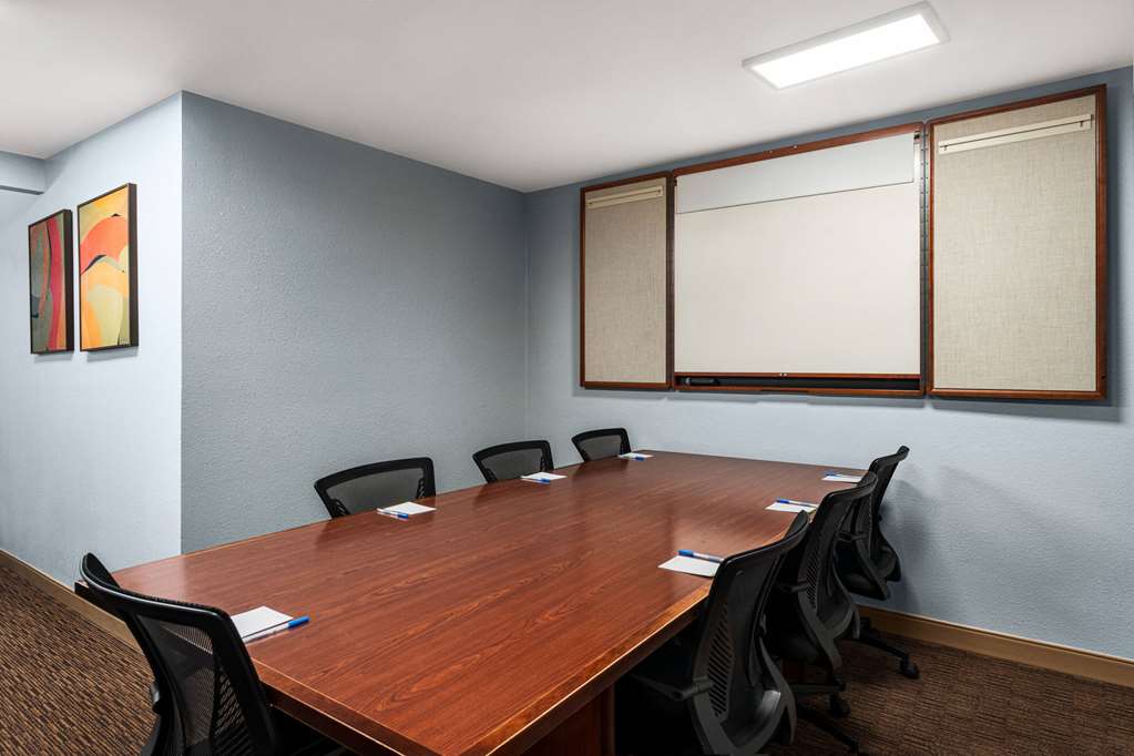 La Quinta Inn & Suites by Wyndham Chicago Tinley Park - photo 40