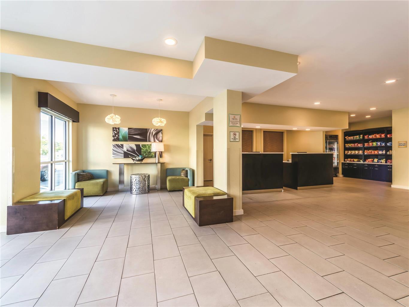 La Quinta Inn & Suites by Wyndham Collinsville St. Louis - photo 6