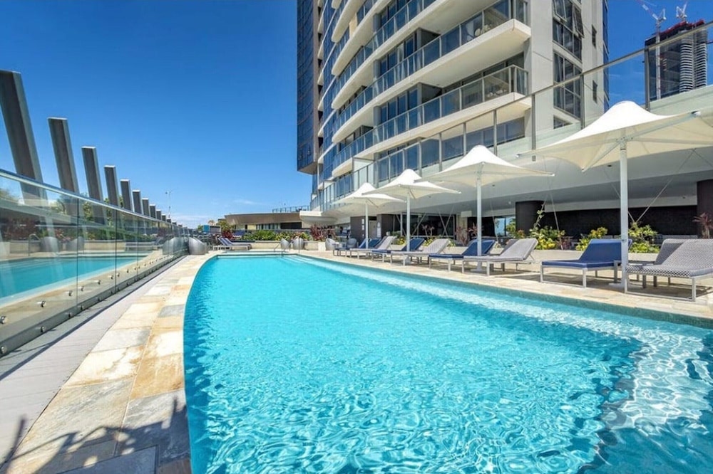 Wonderful 2 Bed with Pool Gym & Scenic Views — 4-Star Luxury Hotel in Gold Coast, Australia
