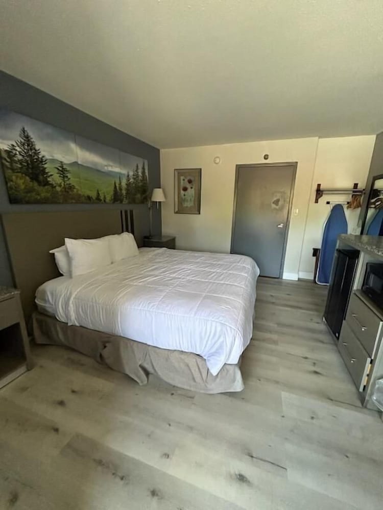 Clarion Pointe Greensboro Coliseum Area - photo 16