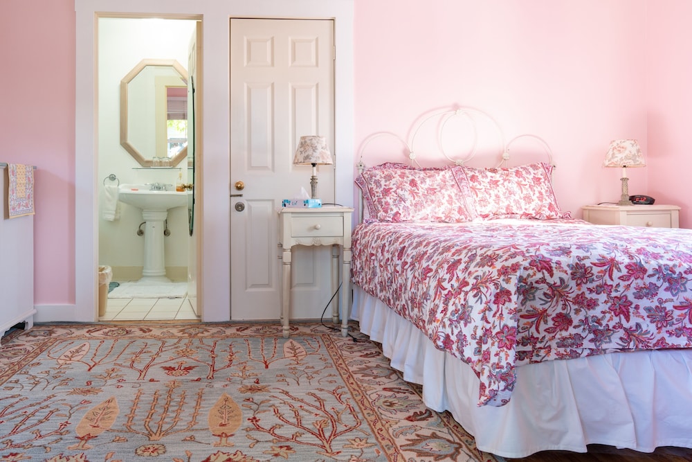 Secret Garden Inn and Cottages - photo 16