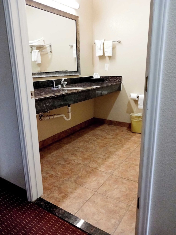 Yorktown Inn And Suites - photo 58