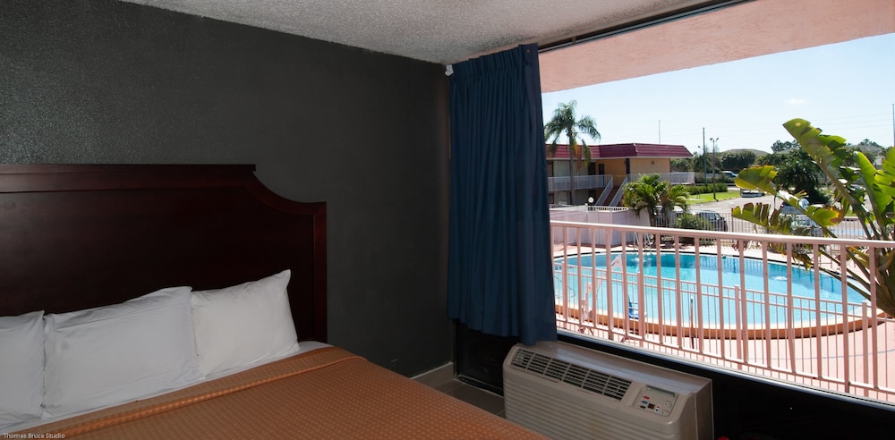 Express Inn & Suites 5 Miles from St Petersburg Clearwater Airport - photo 6