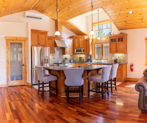 Coyote Run Retreat by Tahoe Getaways 3BR Pet Friendly with HOA Amenities Minutes to Downtown Truckee & Northstar Resort in Truckee, United States