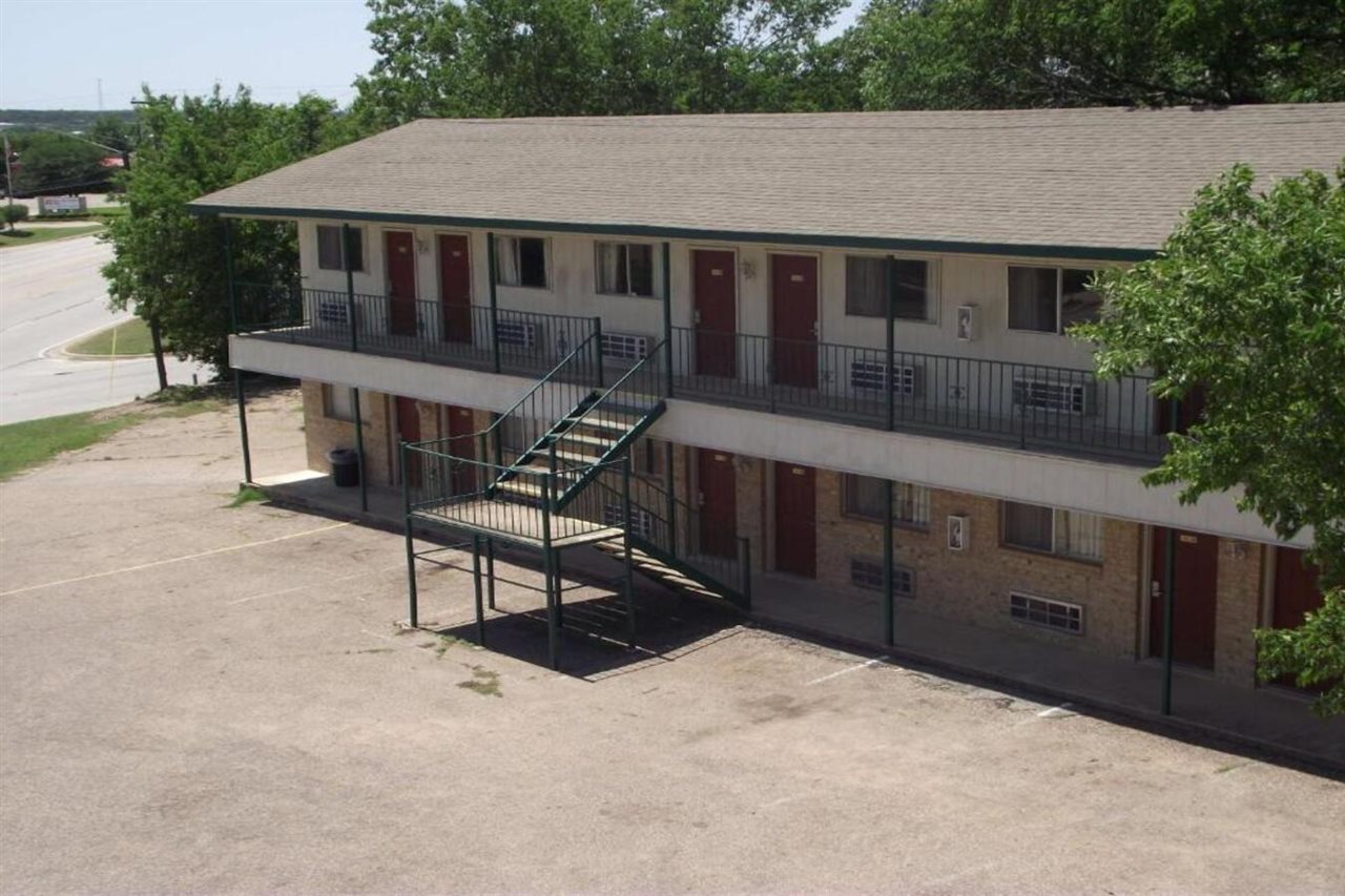 Glen Rose Inn and Suites - photo 2