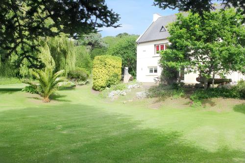 Appartement Spacieux Vue Mer Trevou — 4-Star Luxury Hotel in Trevou-Treguignec, France