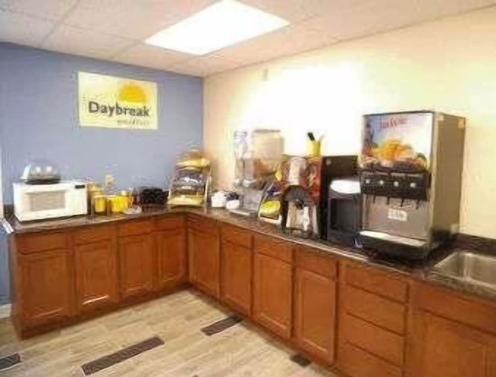 Days Inn by Wyndham West Branch Iowa City Area - photo 23