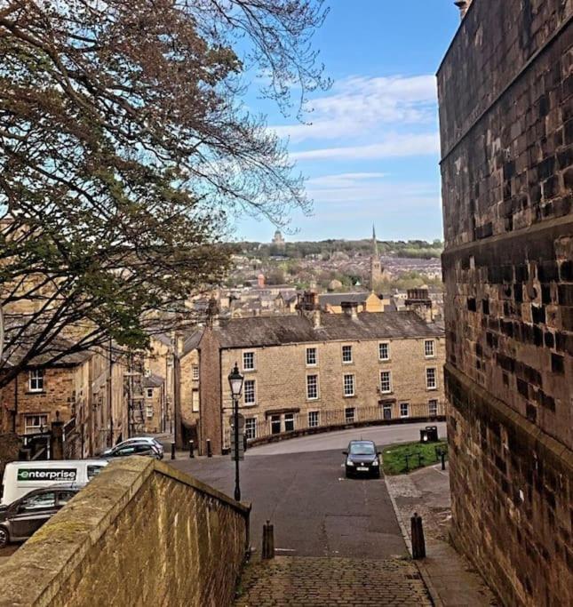3 Double Bed Whole House By Castle — 4-Star Luxury Hotel in Lancaster, United Kingdom