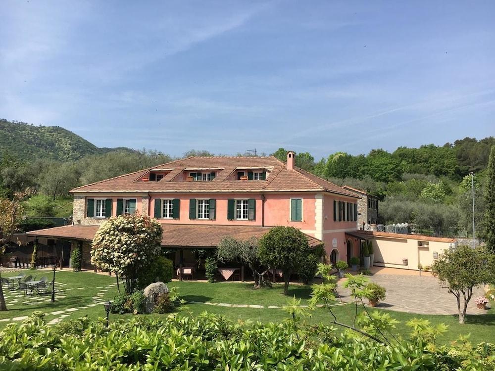 Relais Borgofasceo - carbon neutral hotel in Ortovero