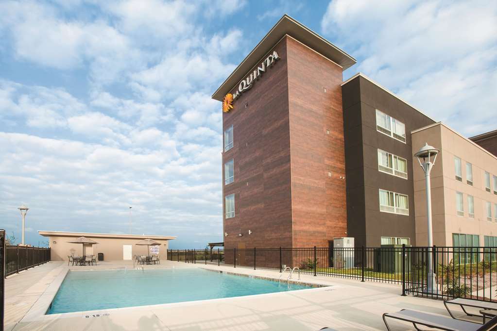 La Quinta Inn & Suites by Wyndham San Marcos Outlet Mall - photo 5