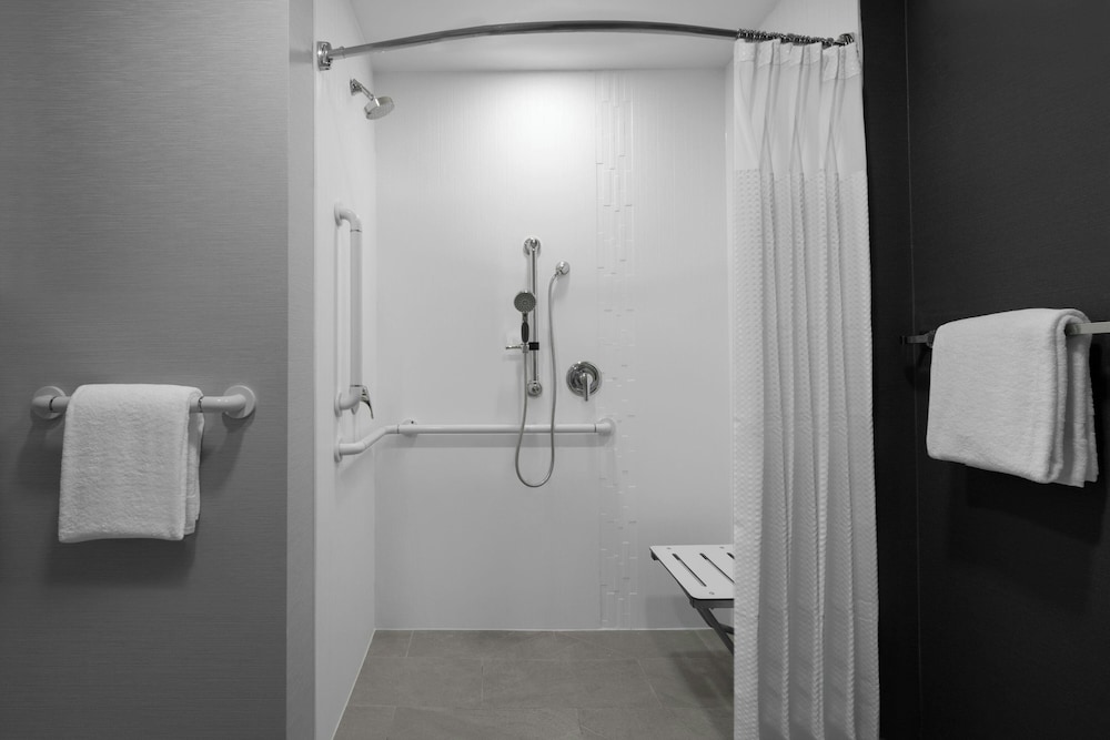 Courtyard by Marriott Los Angeles Burbank Airport - photo 15
