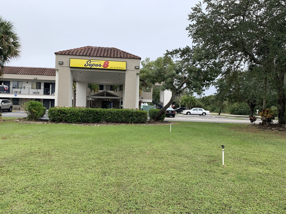 Super 8 by Wyndham Naples - photo 24
